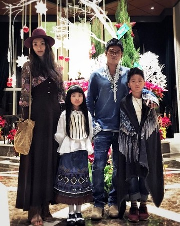 吴速玲和曹格婚后育有一对儿女。