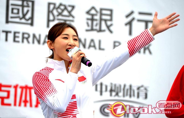 奥运冠军何雯娜助阵马拉松 领跑献唱活力满格