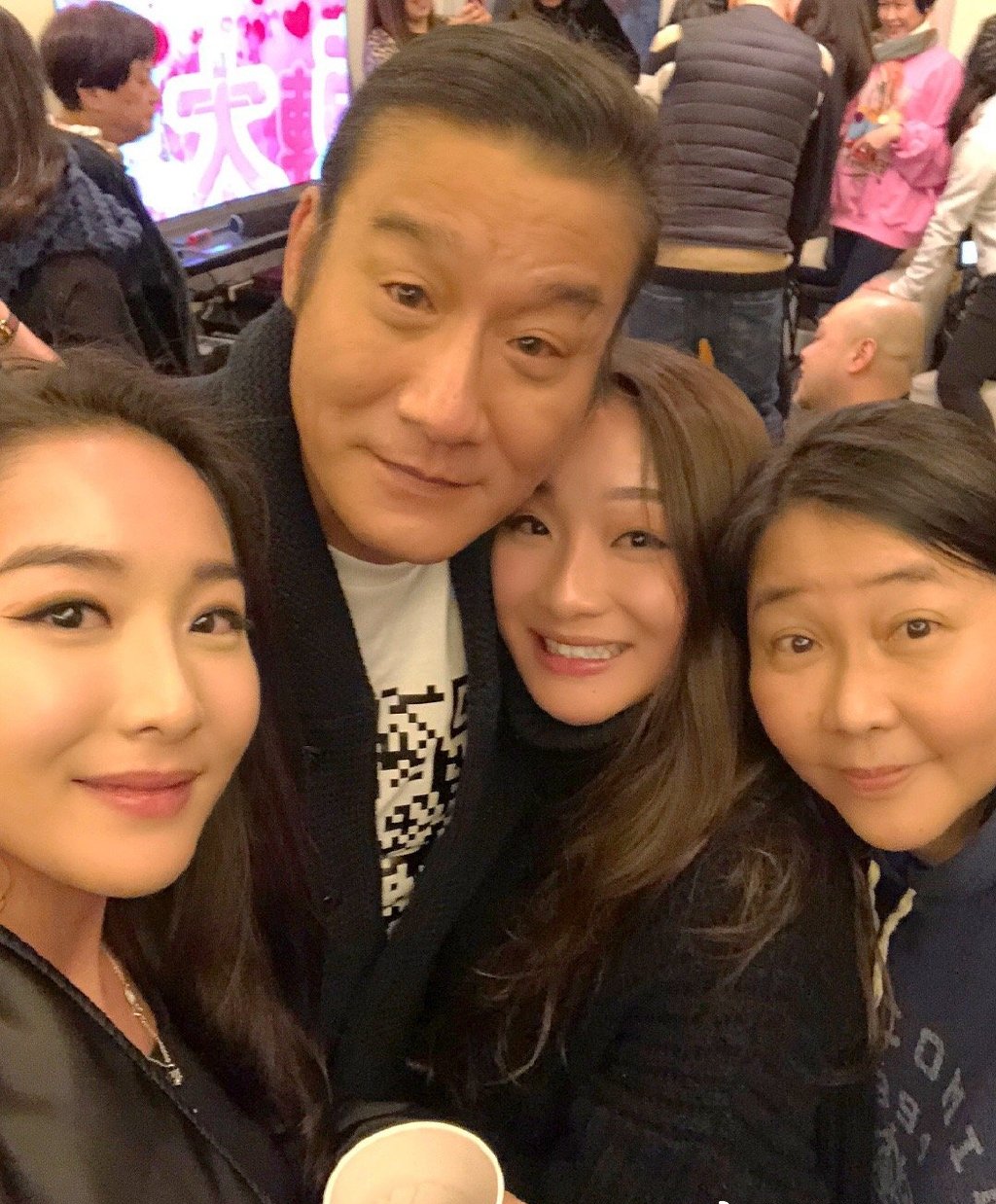 梁家辉双胞胎女儿加盟《一路成年》 父女综艺首秀"鬼马三人行"