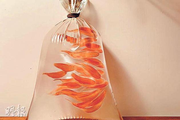 张智霖从日本订购了一包鱼造型的艺术品给袁咏仪。
