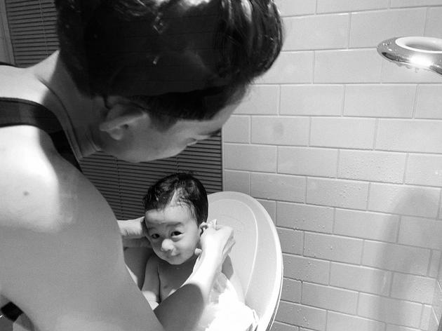 林宥嘉为儿子洗澡