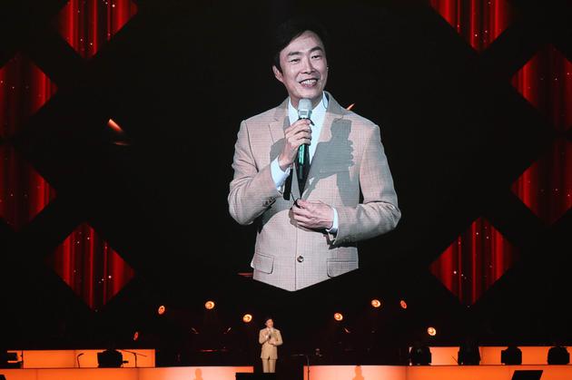 费玉清正式封麦数度哽咽：各位朋友 珍重再见