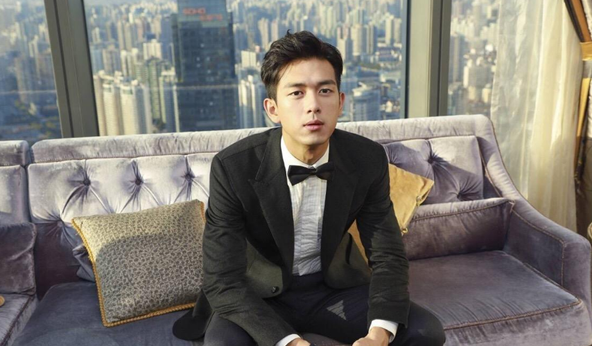 明星也要放风?李现与父母吃饭逛街,戴口罩难减全家出门好兴致