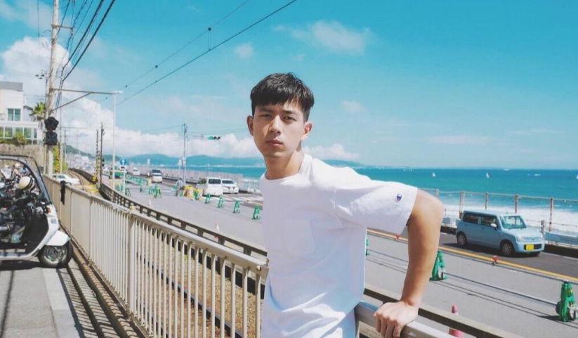 明星也要放风?李现与父母吃饭逛街,戴口罩难减全家出门好兴致