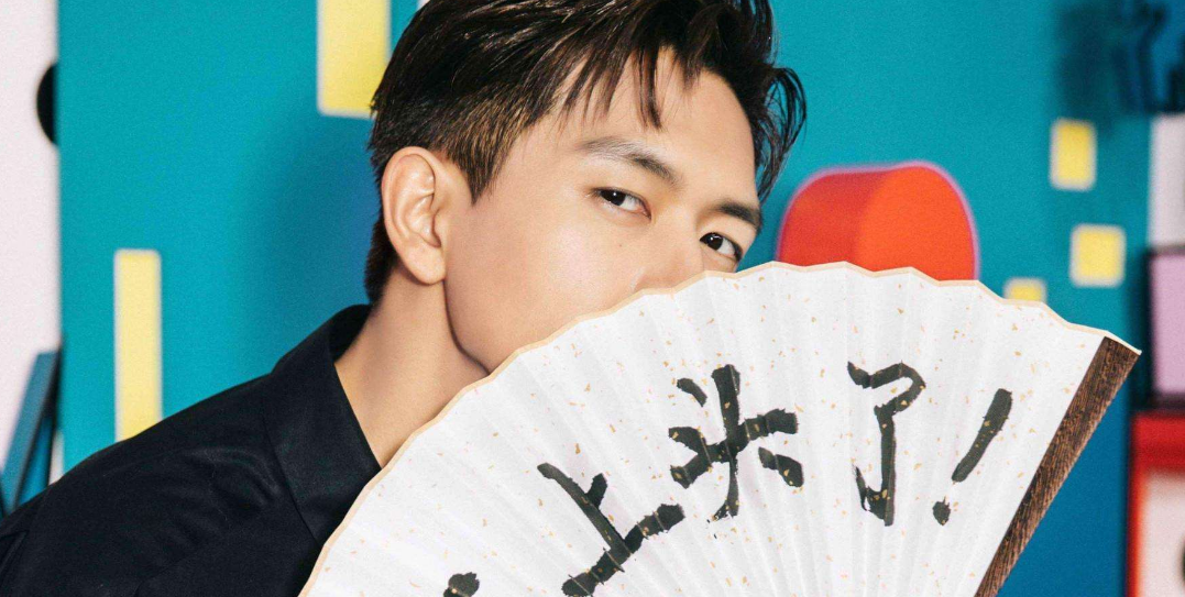 明星也要放风?李现与父母吃饭逛街,戴口罩难减全家出门好兴致